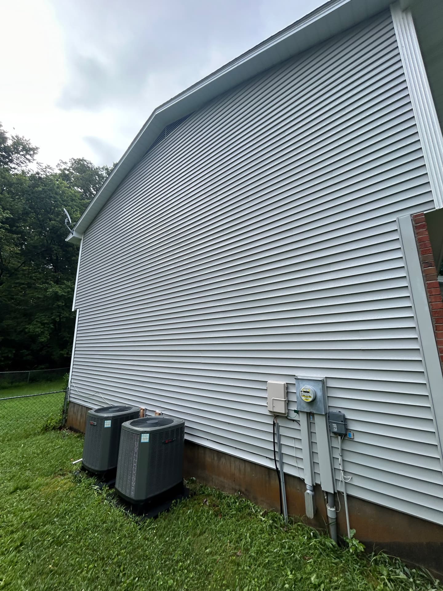 Vinyl siding soft wash — after D.R Wash cleaning